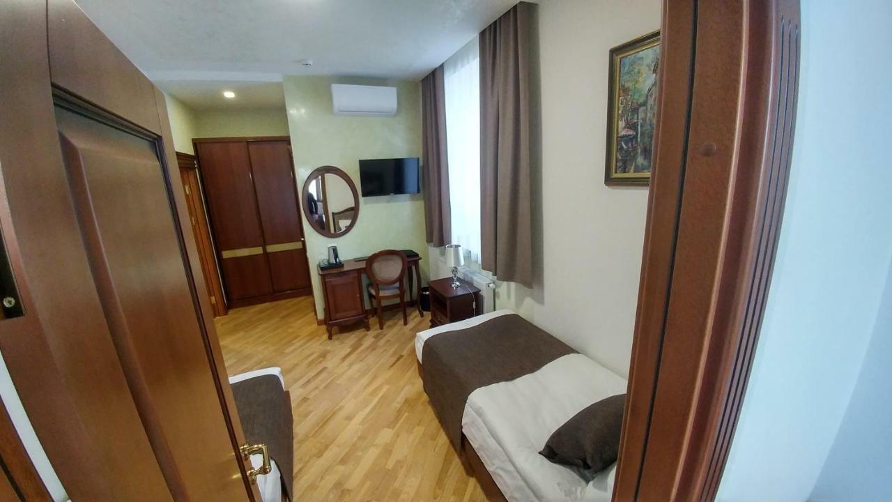 Hotel Meridian Броды Экстерьер фото