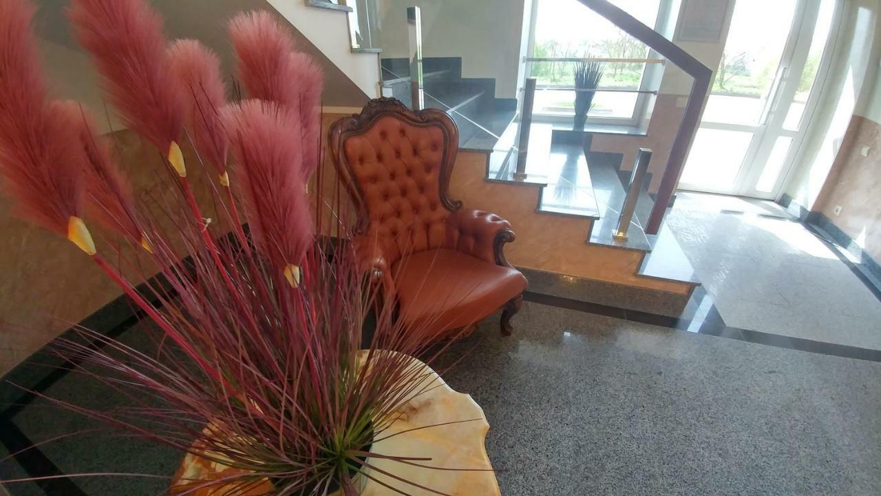 Hotel Meridian Броды Экстерьер фото
