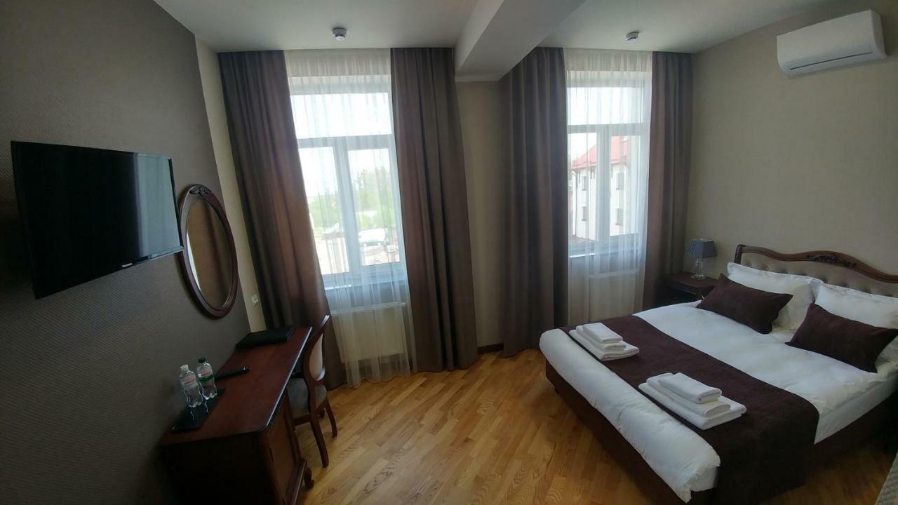 Hotel Meridian Броды Экстерьер фото