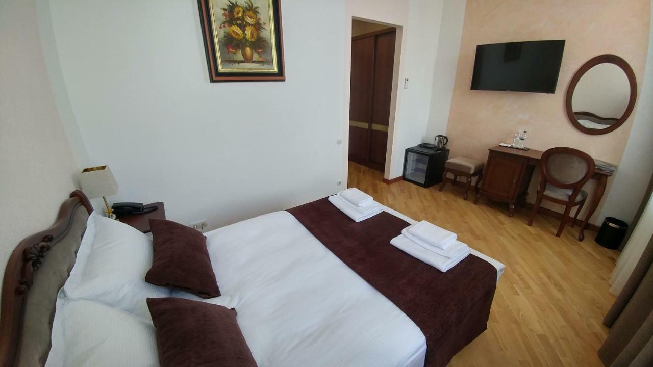 Hotel Meridian Броды Экстерьер фото