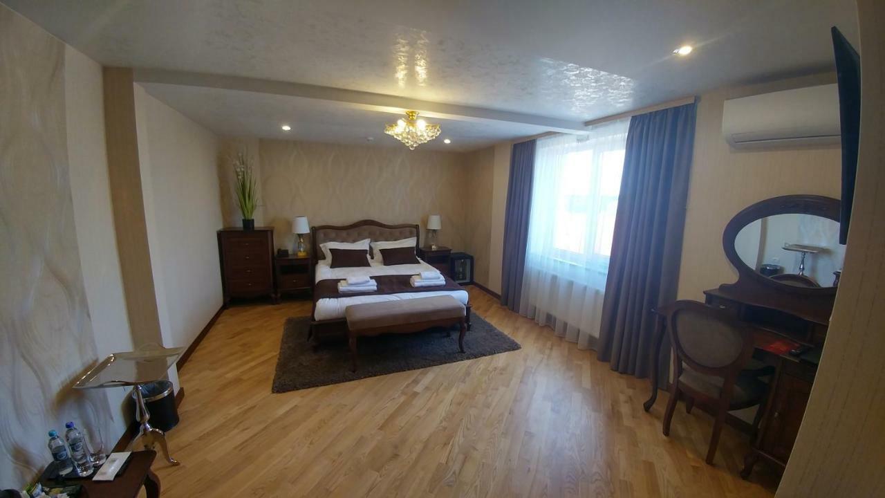 Hotel Meridian Броды Экстерьер фото